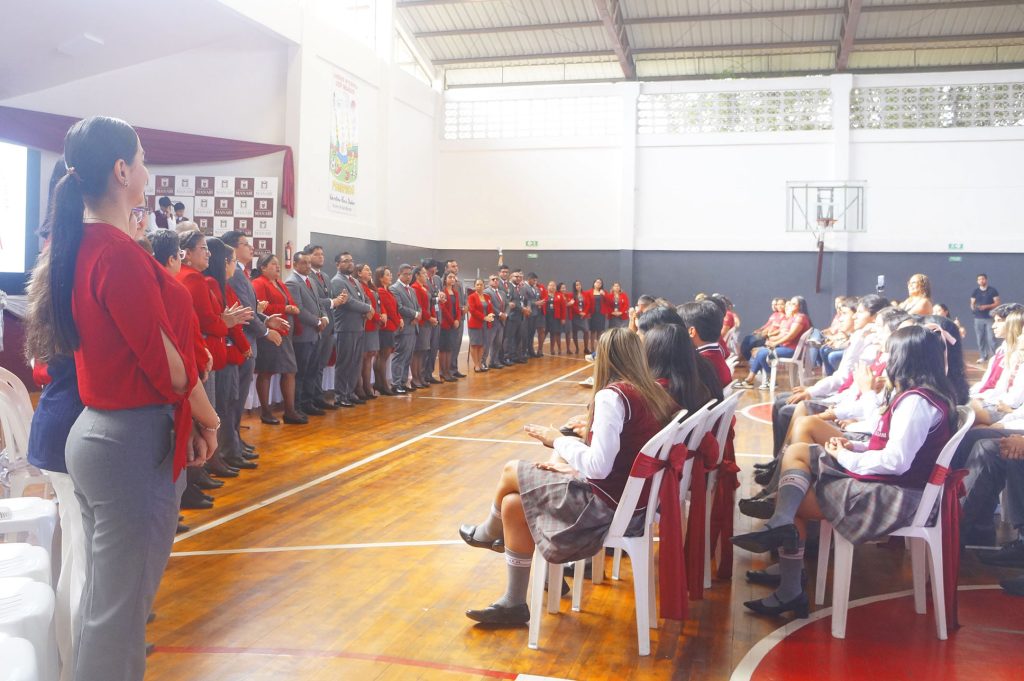Hoy no solo iniciamos clases, iniciamos sueños, metas y nuevas oportunidades. Ver a nuestros estudiantes, especialmente a los futuros bachilleres, nos llena de orgullo y nos impulsa a seguir construyendo su futuro.